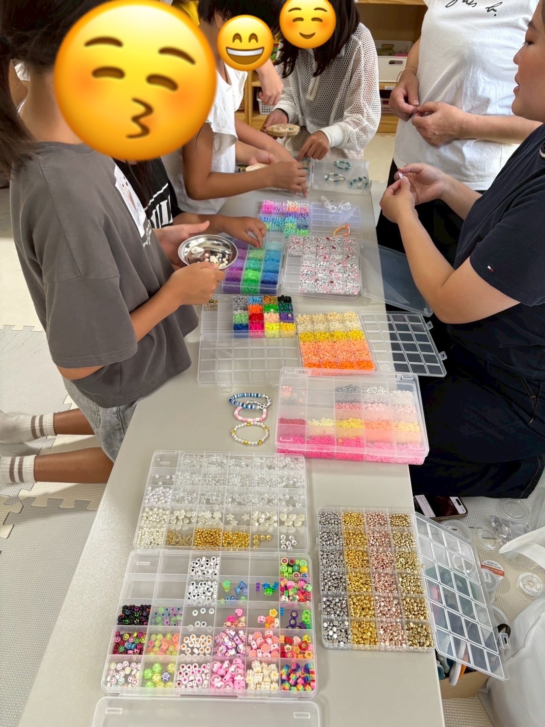 夏休み前半の様子①　ビーズワークショップ（とんだNikoNiko広場）